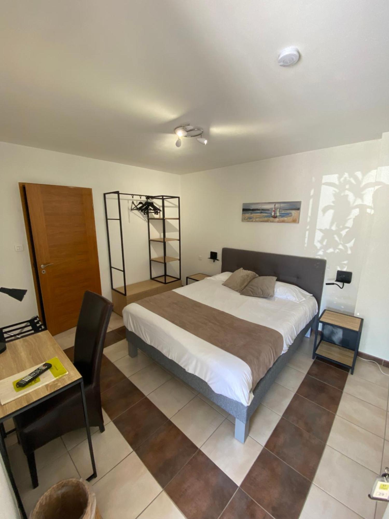 Logis Hotel L'Oliveraie คอญญัก ภายนอก รูปภาพ