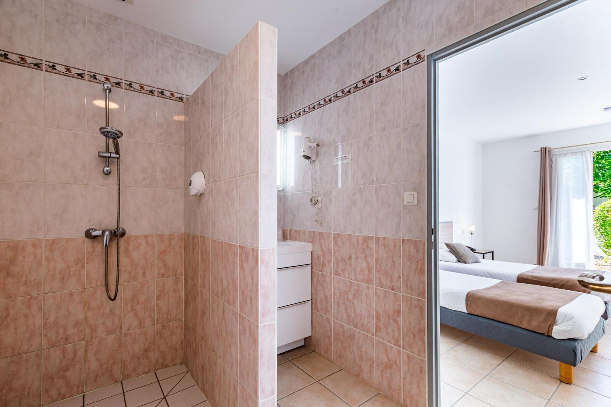 Logis Hotel L'Oliveraie คอญญัก ภายนอก รูปภาพ